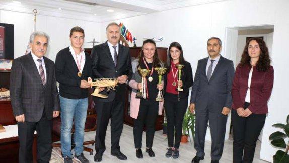 Uluslararası Model Uçak Türkiye Şampiyonası ve Anadolu Kupası Model Uçak Yarışmasında dereceye giren öğrenciler Milli Eğitim Müdürümüz Mustafa Altınsoyu ziyaret etti. 
