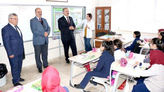 Milli Eğitim Bakanlığınca (MEB) yabancı dil ağırlıklı eğitim pilot uygulamasının yapılacağı okullar arasında yer alan Sivas Ülkü İmam Hatip Ortaokulunda (İHO) ilk ders başladı.