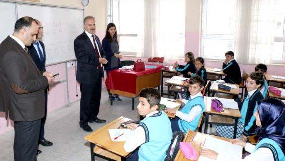 Milli Eğitim Müdürümüz Mustafa Altınsoy, Şube Müdürümüz Ayhan Bülbül ile birlikte Âşık Veysel Ortaokulunu ziyaret etti.