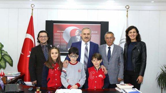 CÜ Vakfı İlkokulu Müdürü Cengiz Han Çakır, öğretmenler Rıfat Doğan, Hamide Elbay ve öğrencilerle birlikte Milli Eğitim Müdürümüz Mustafa Altınsoyu ziyaret etti.