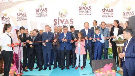Milli Eğitim Bakanı İsmet Yılmaz, Sivastaki programı kapsamında Sivas Belediyesi tarafından modern bir yapıya dönüştürülen Cuma Pazarının açılış törenine katıldı.