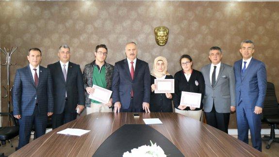 Sivasta Mesleki ve Teknik Eğitim okulları arasında düzenlenen Kitap Okuma Etkinliği yarışmasında dereceye giren öğrenciler ödüllendirildi.