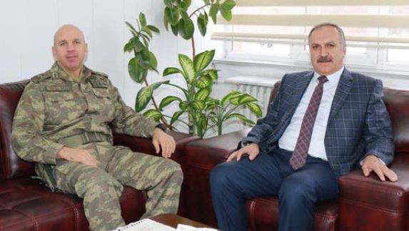Sivas 5. Piyade Er Eğitim Tugay Komutanı Tuğgeneral Ömer Ertuğrul Erbakan, Milli Eğitim Müdürümüz Mustafa Altınsoyu ziyaret etti. 