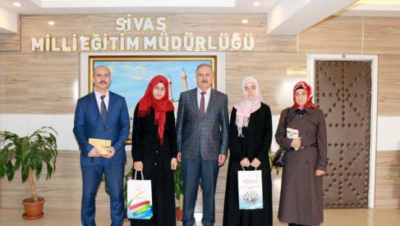 MEB ve TDK arasında imzalanan protokol kapsamında düzenlenen deneme yarışmasında il birincisi ve üçüncüsü olan öğrenciler Milli Eğitim Müdürümüz Mustafa Altınsoyu ziyaret etti.