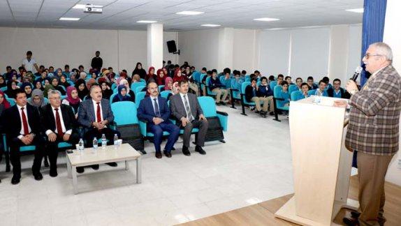 Sivas Belediye Başkan Yardımcısı Ahmet Özaydın, Milli Eğitim Müdürlüğümüzün yürüttüğü Onlarda Buradaydı projesi kapsamında düzenlenen söyleşide öğrencilerle buluştu.