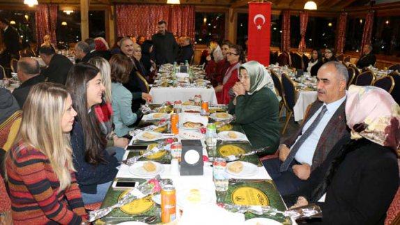 Sivas Belediye Başkanı Sami Aydın, Milli Eğitim Müdürümüz Mustafa Altınsoy ile birlikte 24 Kasım Öğretmenler Günü dolayısıyla düzenlenen akşam yemeğinde öğretmenlerle bir araya geldi.