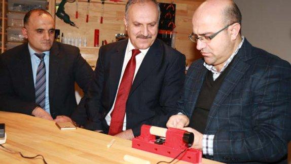 MEB YEĞİTEK Genel Müdürü Bilal Tırnakçı, Milli Eğitim Müdürlüğümüz bünyesinde oluşturulan Sivas Robotik Atölyesinde incelemelerde bulundu.