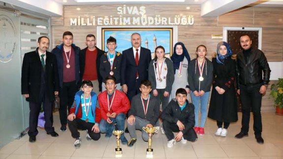 Sivasta düzenlenen okullararası badminton müsabakalarında il birinciliği ve il üçüncülüğü elde eden İmranlı Çok Programlı Anadolu Lisesi (ÇPAL) kız ve erkek badminton takımları Milli Eğitim Müdürümüz Mustafa Altınsoyu ziyaret etti.