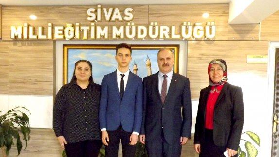 Sivas İl Öğrenci Meclis Başkanı Selçuk Anadolu Lisesi öğrencisi Halil Kutluhan Enişte, Milli Eğitim Müdürümüz Mustafa Altınsoyu ziyaret etti.