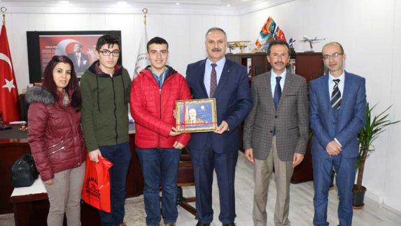 Ahmet Kutsi Tecer Özel Eğitim Mesleki Eğitim Merkezi/Okulu Müdürü Enver Yıldız, öğretmen ve öğrencilerle birlikte Milli Eğitim Müdürümüz Mustafa Altınsoyu ziyaret etti.