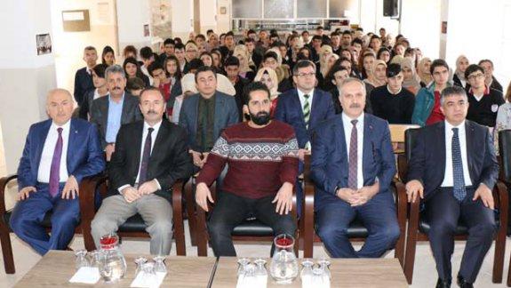 Sanat Düşünce Eğitim Derneği (SADED) Yönetim Kurulu Başkanı, Eğitimci-Yazar Tahir Fatih Andı Sivasta Asımın Nesli ve Ustaları konulu konferanslar verdi.
