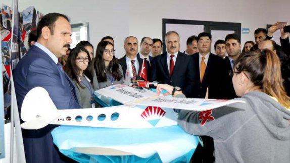 Sivas Bahçeşehir Okullarında lise öğrencilerinin kodlama dersi kapsamında ürettiği Drone ve prototip insansız hava aracı için tanıtım programı düzenlendi.