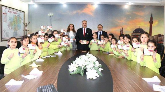 Milli Eğitim Müdürümüz Mustafa Altınsoy, yeni yıl dolayısıyla kendisine tebrik kartı gönderen ve mektup yazan Kazım Karabekir Paşa İlkokulu 3/A sınıfı öğrencileri ile bir araya geldi.
