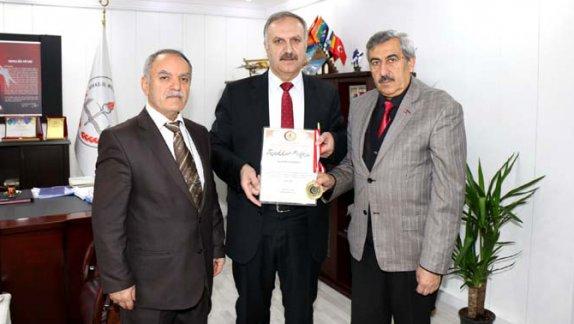 SİFAHOD Başkanı Ahmet Ayık, Milli Eğitim Müdürümüz Mustafa Altınsoya Sivastaki kültürel çalışmalara verdiği destekten dolayı teşekkür belgesi ve madalya takdim etti.