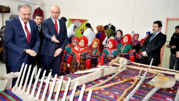 Gaziköy Ortaokulu öğrencileri Dedem Ninem Ne Kullanmış adlı eski eşyalar sergisi açtı. Okul binasındaki serginin açılışını Milli Eğitim Müdürümüz Mustafa Altınsoy gerçekleştirdi.