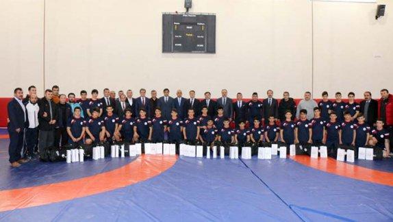 Türkiye Güreş Federasyonu, Ahmet Ayık Spor Lisesi güreş branşı öğrencilerine spor malzemesi desteğinde bulundu. 
