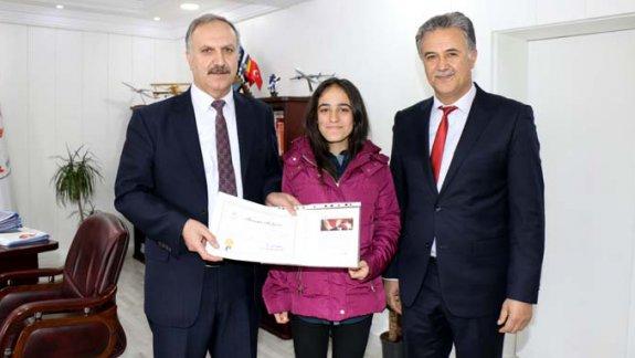 Milli Eğitim Müdürümüz Mustafa Altınsoy, Okullararası Kayaklı Koşu Türkiye Şampiyonasında birinci olan Gazi Anadolu Lisesi öğrencisi Buse Dilara Yaman’ı tebrik etti.
