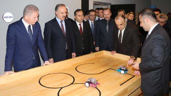 Sivas Valisi Davut Gül, Milli Eğitim Müdürlüğümüz bünyesinde oluşturulan Sivas Robotik-Kodlama Atölyesinin açılışını gerçekleştirdi. 