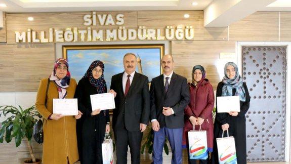 Dilimiz Kimliğimiz başlıklı makale ve deneme yarışmasında dereceye giren öğretmen ve öğrenciler Milli Eğitim Müdürümüz Mustafa Altınsoyu ziyaret etti.