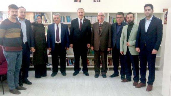 Milli Eğitim Müdürümüz Mustafa Altınsoy, Şube müdürümüz Mehmet Ar ile birlikte Abdussamed Bal Anadolu İmam Hatip Lisesi´nde çalışmalarını sürdüren Kitap Yazma Komisyonu ziyaret etti.