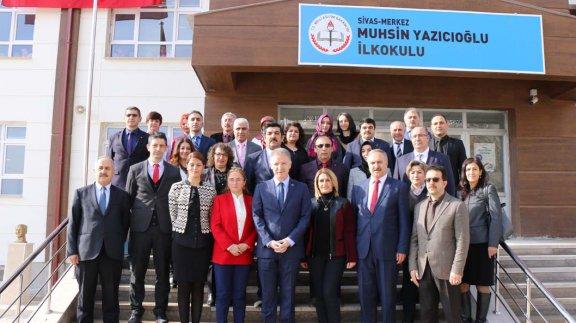 Sivas Valisi Davut Gül, Milli Eğitim Müdürümüz Mustafa Altınsoy ile birlikte Muhsin Yazıcıoğlu İlkokulu binasında incelemelerde bulundu.