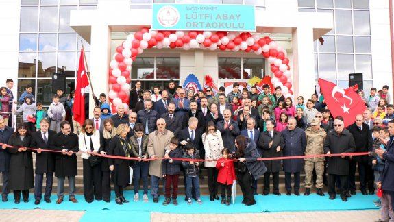 Sivaslı hayırsever iş adamı Lütfi Abay´ın destekleri ile Kılavuz Mahallesinde inşa edilen 24 derslikli Lütfi Abay Ortaokulu için açılış töreni düzenlendi.