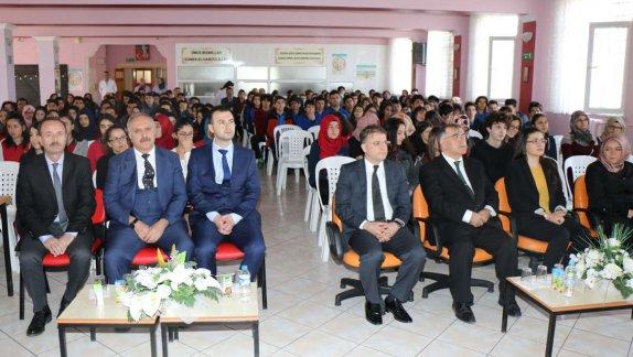 Selçuk Anadolu Lisesinde 18 Mart Şehitleri Anma Günü ve Çanakkale Deniz Zaferi´nin 103´üncü yıldönümü nedeniyle program düzenlendi.