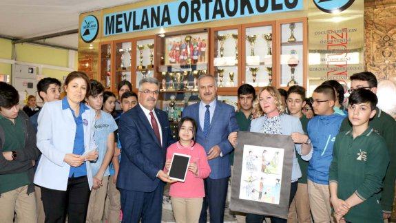 Mevlana Ortaokulu 6/H Sınıfı Öğrencisi Ravza Hira Doğru, Gümrük ve Ticaret Bakanlığınca düzenlenen Bilinçli Tüketim ve Tüketici Hakları konulu Türkiye Geneli Ortaokullar arası Resim Yarışmasında birinci oldu.