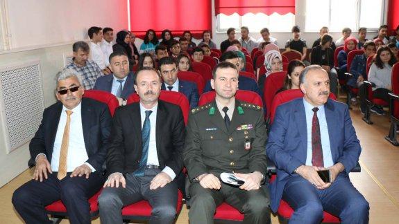Atatürk Anadolu Lisesinde Çanakkale Deniz Zaferi ve 18 Mart Şehitler Günü dolayısıyla  Şehit ve Gazilere Saygı konferansı düzenlendi.