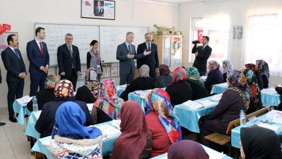 Sivas Valisi Davut Gül, Milli Eğitim Müdürümüz Mustafa Altınsoy ile birlikte Vali Lütfi Fikret Tuncel İlk ve Ortaokulunu ziyaret etti. 
