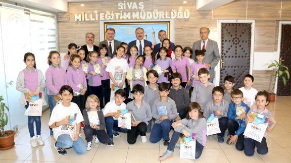 Gazi Osman Paşa İlkokulu öğrencileri, Okul Müdürü Hasan Koçak ve öğretmenler ile birlikte Milli Eğitim Müdürümüz Mustafa Altınsoyu ziyaret etti.