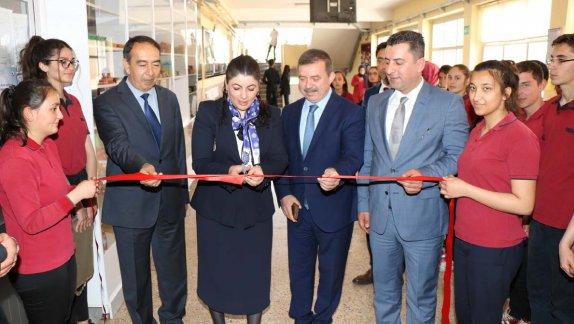 Hacı Mehmet Sabancı Anadolu Lisesinde, 4006 TÜBİTAK Bilim Fuarı Açıldı. 