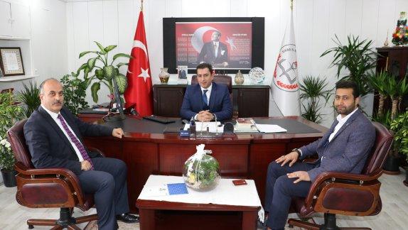 AGD Sivas Şube Başkanı Bülent Şimşek ve Erbakan Vakfı Sivas İl Temsilcisi Kasım Kılıç, Milli Eğitim Müdürümüz Ebubekir Sıddık Savaşçıyı Ziyaret Etti