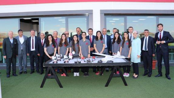 Sivas Bahçeşehir Okulları, STEM+A Center Laboratuarlarında Öğretmen ve Öğrenciler Tarafından Üretilen İHA Model Uçağının Tanıtımını Yaptı