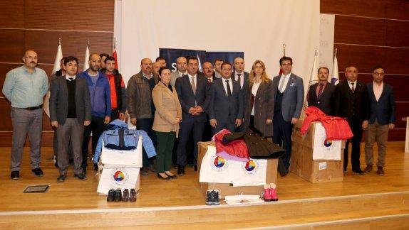 Sivas Ticaret ve Sanayi Odası (STSO), İl Merkezi ve Kangaldaki Okullarda Eğitim Gören İhtiyaç Sahibi 200 Öğrenciye Kışlık Giysi ve Bot Yardımı Yaptı.