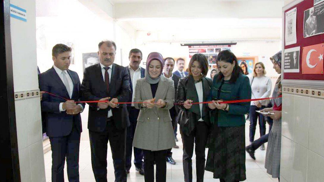 Sivas Valisi Salih Ayhanın eşi Zeynep Akkiraz Ayhan, Merkeze bağlı Gaziköy İlkokulu Kütüphanesinin Açılışı ve Sıfır Atık Projesi Bilgilendirme Programına Katıldı.