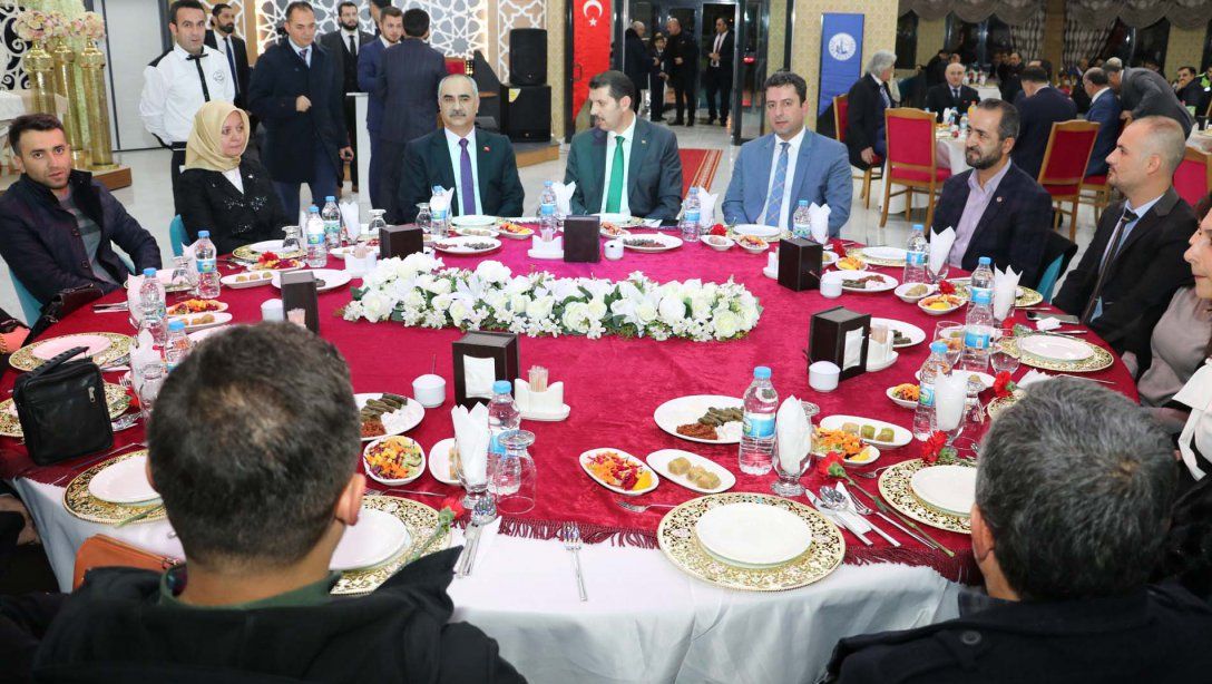 Sivas Belediye Başkanı Sami Aydın, 24 Kasım Öğretmenler Günü Dolayısıyla Öğretmenler Onuruna Yemek Verdi.