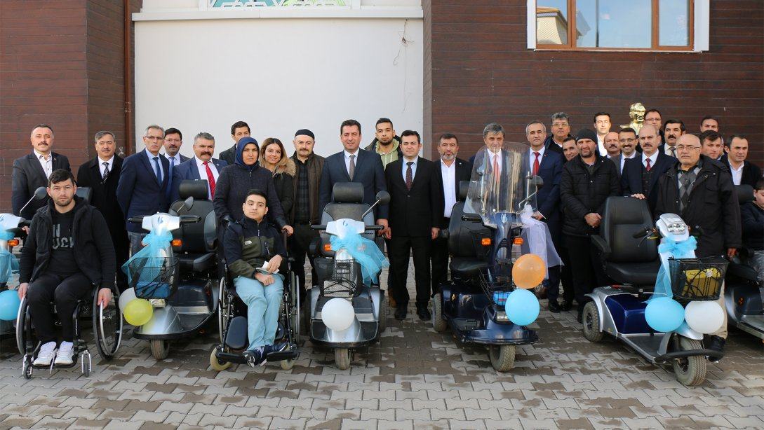 3 Aralık Dünya Engelliler Günü Dolayısıyla Vali Zübeyir Kemelek İlk ve Ortaokulunda Program Düzenlendi.