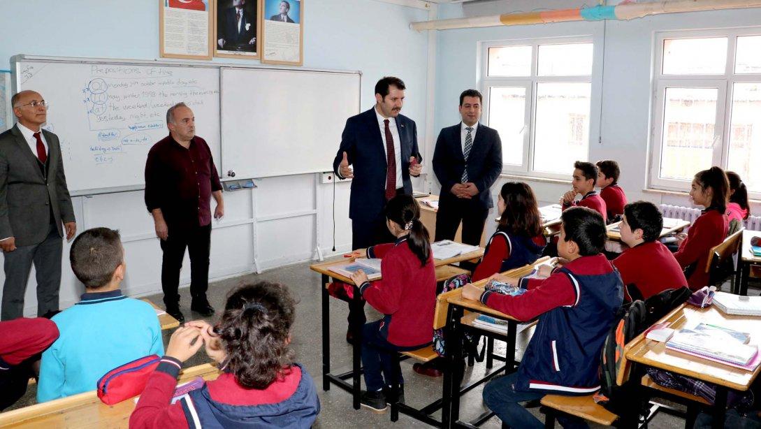 Sivas Valisi Salih Ayhan ve Milli Eğitim Müdürümüz Ebubekir Sıddık Savaşçı, İzzettin Keykavus Ortaokulunu Ziyaret Etti.
