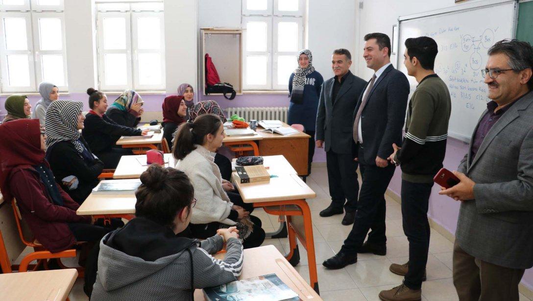Milli Eğitim Müdürümüz Ebubekir Sıddık Savaşçı, İMKB Anadolu Lisesini Ziyaret Etti.