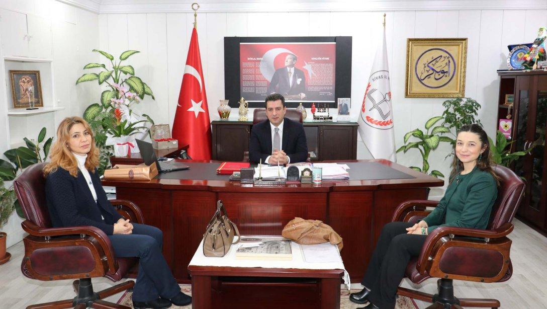 Seyrantepe Ortaokulu Müdiresi Yasemin Köseoğlu, Okul İdarecileri ve Öğretmenlerle Birlikte Milli Eğitim Müdürümüz Ebubekir Sıddık Savaşçıyı Ziyaret Etti. 