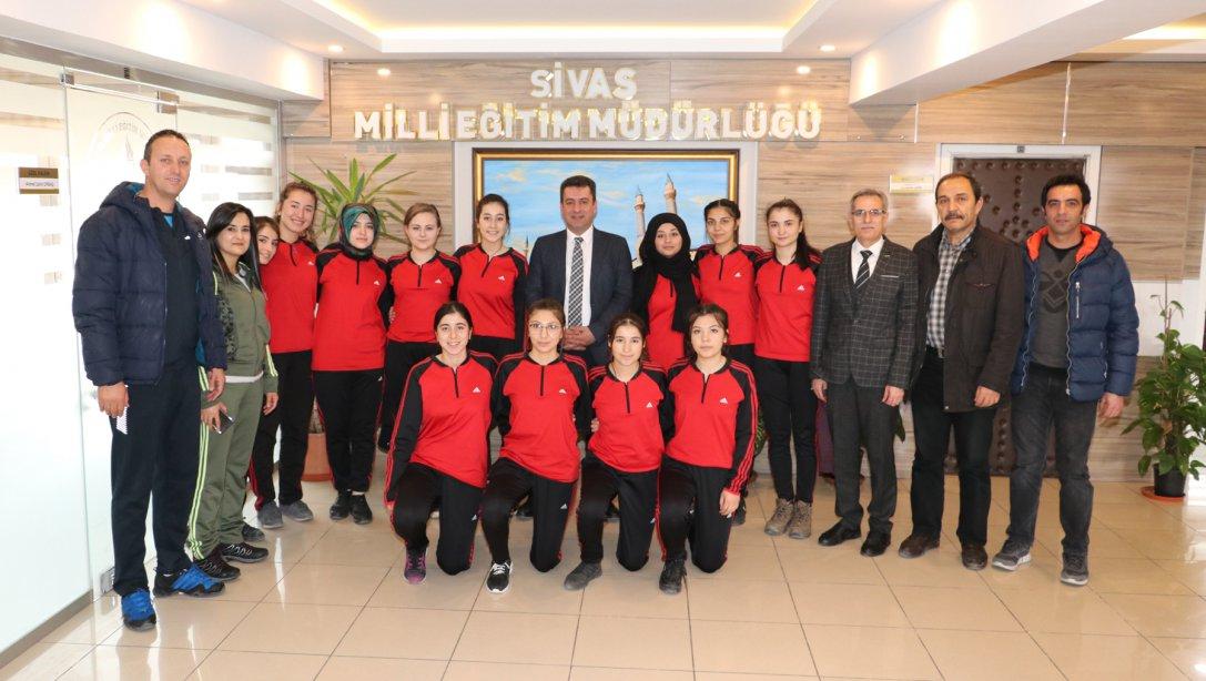 Atatürk Anadolu Lisesi Kız Hentbol Takımı, Milli Eğitim Müdürümüz Ebubekir Sıddık Savaşçıyı Ziyaret Etti.
