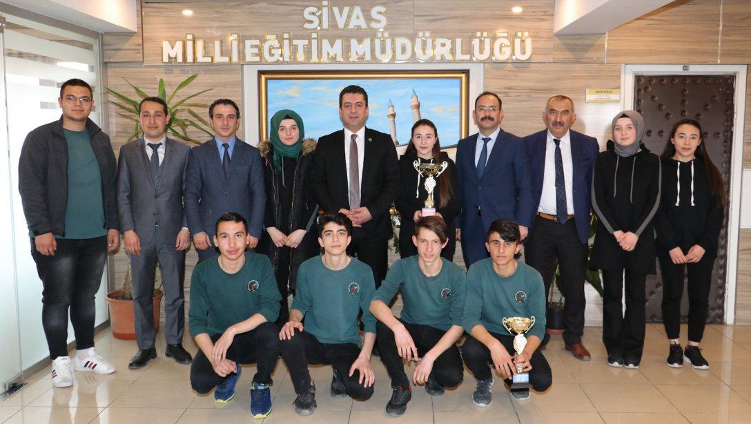 Badminton Şampiyonları Milli Eğitim Müdürümüz Ebubekir Sıddık Savaşçıyı Ziyaret Etti.