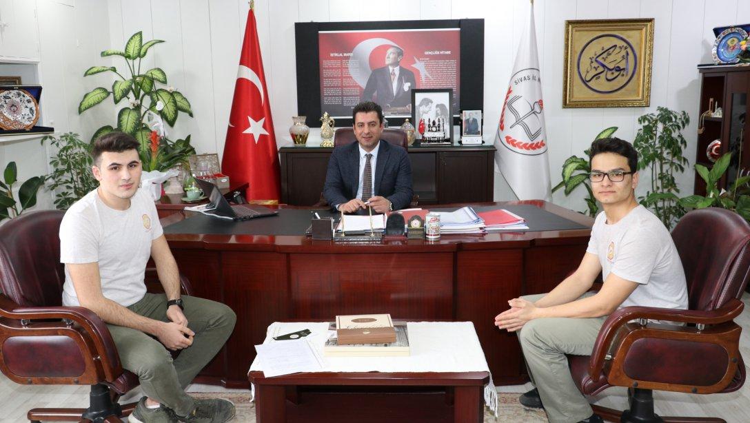 Sivas Lisesi Öğrenci Meclisi Başkanı Abdulkerim Özen, Meclis Üyeleri İle Birlikte Milli Eğitim Müdürümüz Ebubekir Sıddık Savaşçıyı Ziyaret Etti.
