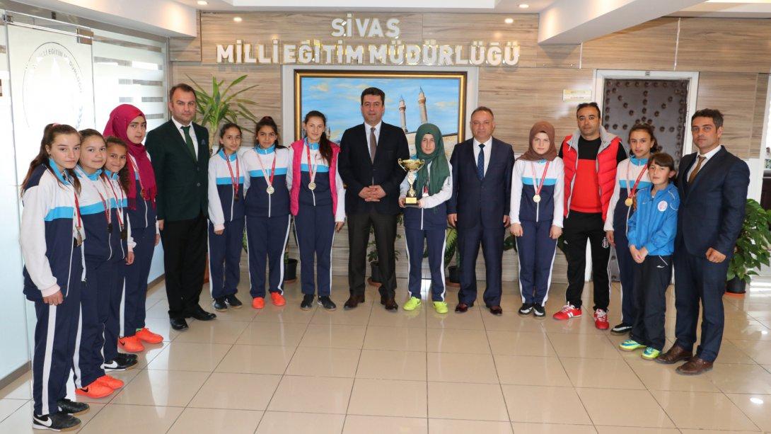 Futsalda İl Birincisi Olan Koyulhisar Münire Mustafa Aydoğdu Yatılı Bölge Ortaokulu Futsal Takımı, Milli Eğitim Müdürümüz Ebubekir Sıddık Savaşçıyı Ziyaret Etti.