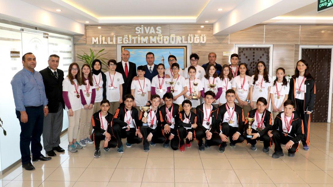 5 Branşta 4 Kupa ve 50 Madalya Kazanan Ziya Gökalp Ortaokulu Öğrencileri, Milli Eğitim Müdürümüz Ebubekir Sıddık Savaşçıyı Ziyaret Etti.