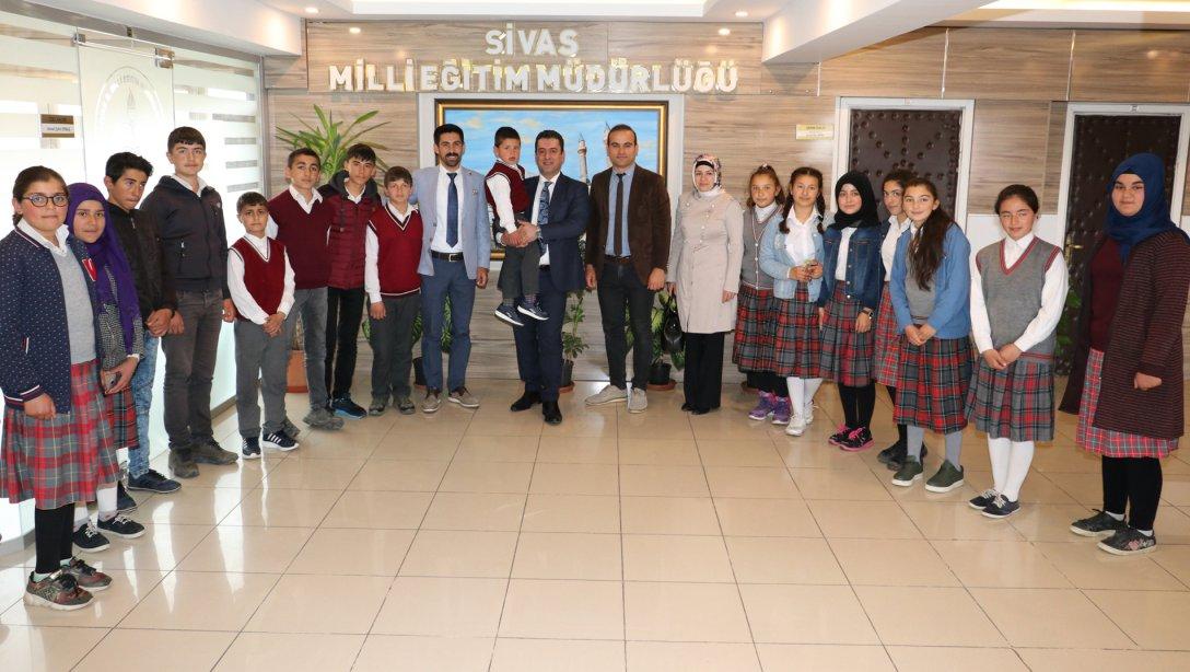 Şarkışla Samankaya Şehit Süleyman Solak Ortaokulu Öğrencileri Milli Eğitim Müdürümüz Ebubekir Sıddık Savaşçıyı Ziyaret Etti.