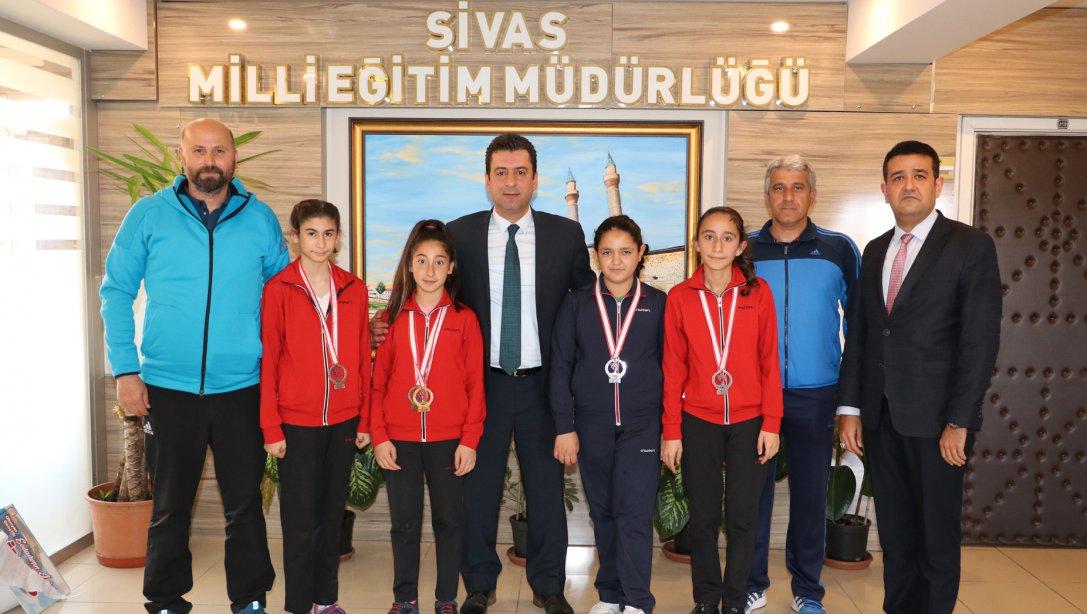 Türkiye Şampiyonu Atletizmciler Milli Eğitim Müdürümüz Ebubekir Sıddık Savaşçıyı Ziyaret Etti.