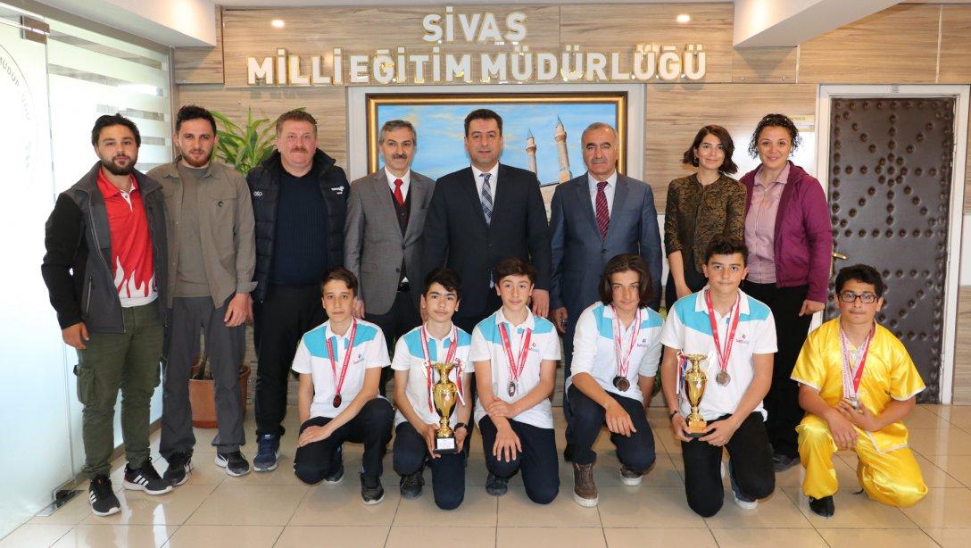 Okul Sporları Türkiye Wushu ve Bisiklet Yarışı Şampiyonalarında Derece Elde Eden Batı Koleji Öğrencileri Milli Eğitim Müdürümüz Ebubekir Sıddık Savaşçıyı Ziyaret Etti.