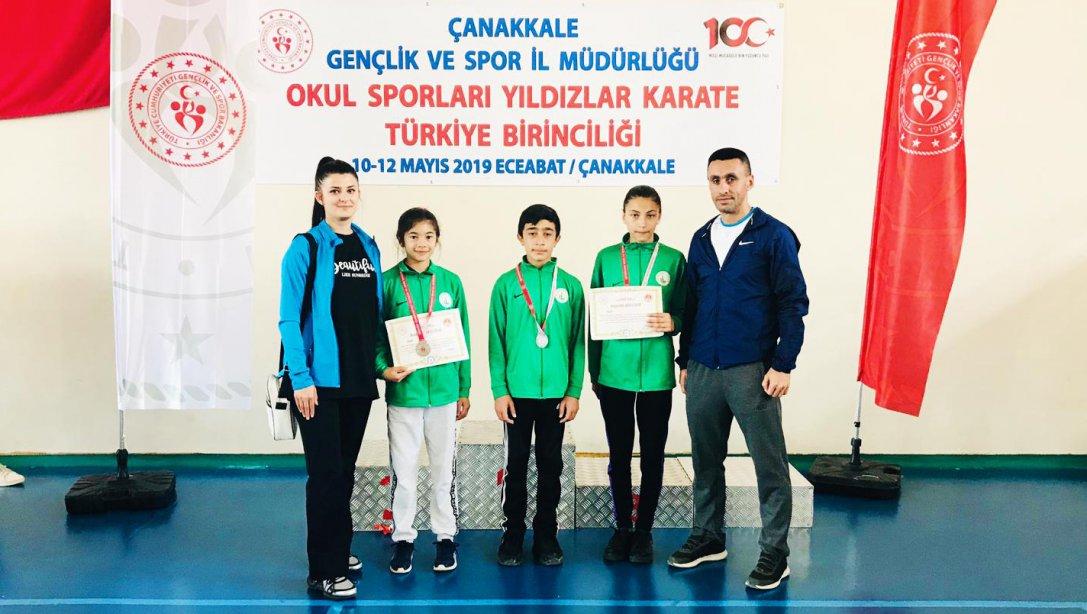 Çanakkale'de Gerçekleştirilen Okul Sporları Yıldızlar Karate Türkiye Şampiyonasında Öğrencilerimiz 3 Gümüş Madalya Kazanarak Sivas'ın Gururu Oldu.